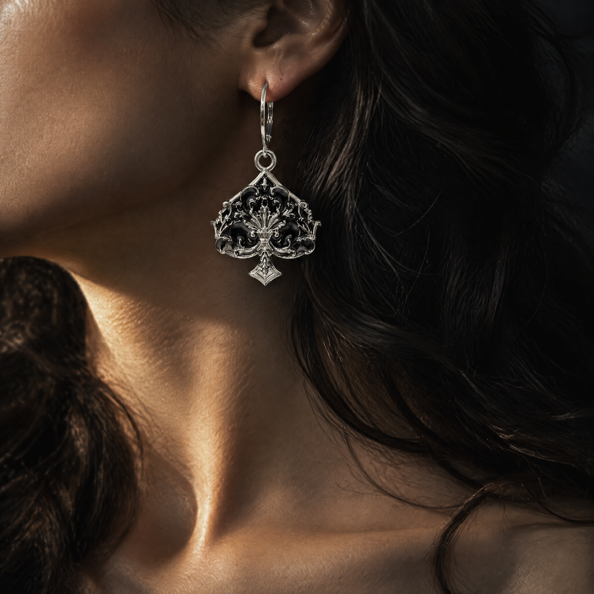 VICTORIAN POKER Black ear shot