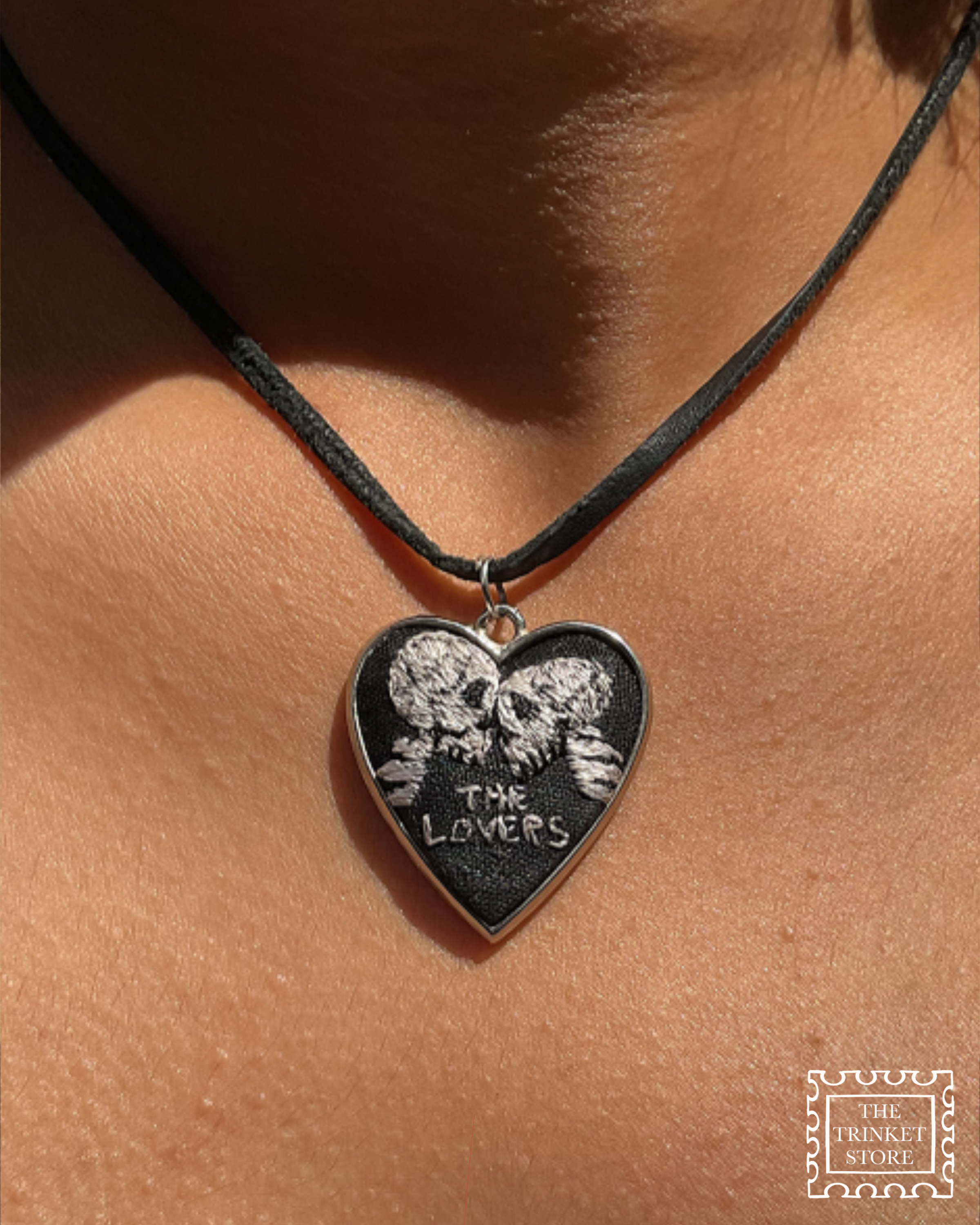 SKULL LOVERS EMBROIDERED PENDANT